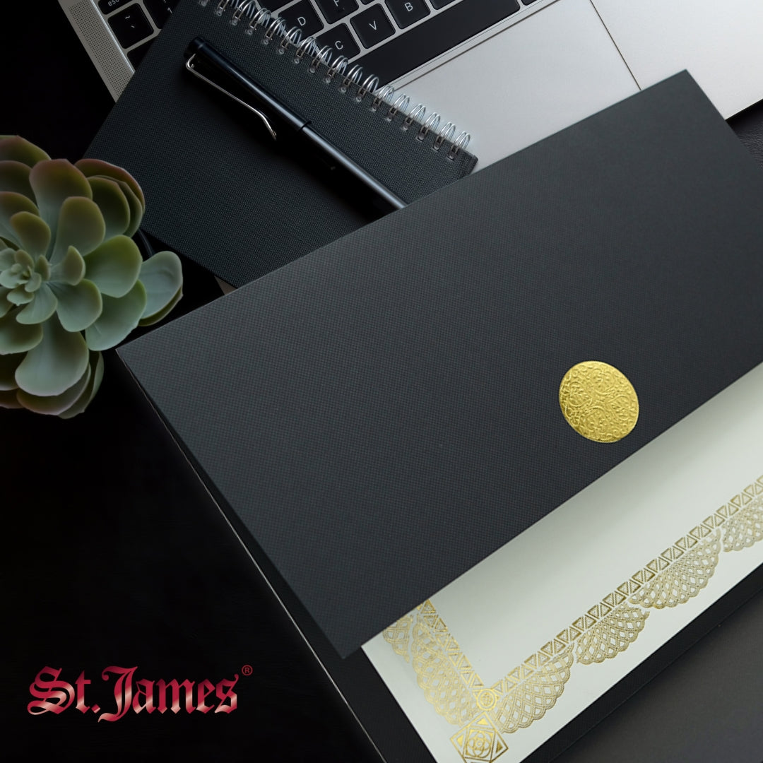 Porte-certificats St. James® Elite™ Medallion Fold, lin noir avec médaillon doré, paquet de 5, 83564
